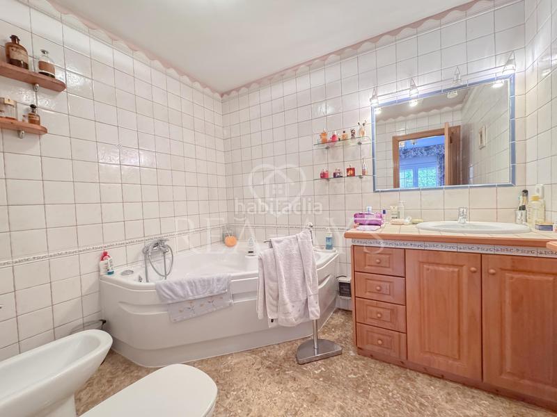 Foto 0ebf25a2-fc93-44f7-be65-fb053ee01a5f. Chalet  con piscina y amplia parcela en Vallirana