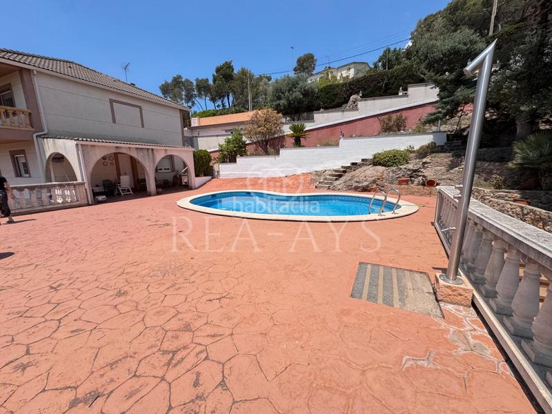 Foto 1e6e9598-a88d-4fd6-8c77-bb4377f2d942. Chalet  con piscina y amplia parcela en Vallirana