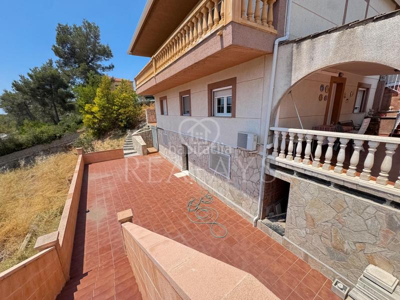 Foto 20e7a1ab-cc8e-4668-9cb5-fb51873e5d18. Chalet  con piscina y amplia parcela en Vallirana