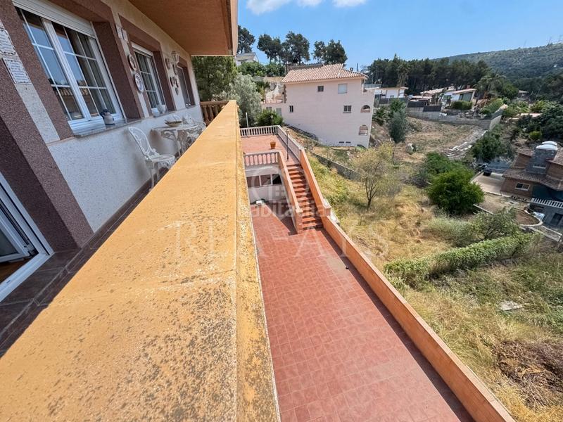 Foto 2dd12e23-7fd7-43ff-87f3-6c737d304494. Chalet  con piscina y amplia parcela en Vallirana