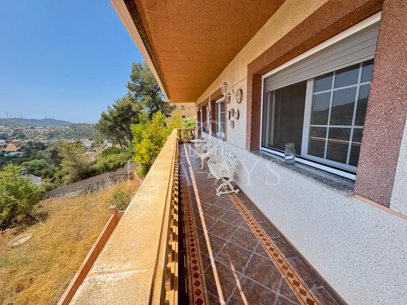 Foto 41534fd2-7356-4b6d-9c60-b3503f25ec1d. Chalet  con piscina y amplia parcela en Vallirana