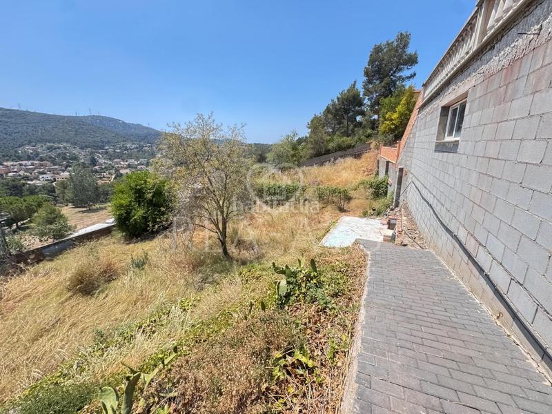 Foto 481daafe-839b-4c49-b5e5-ed496ada1e67. Chalet  con piscina y amplia parcela en Vallirana