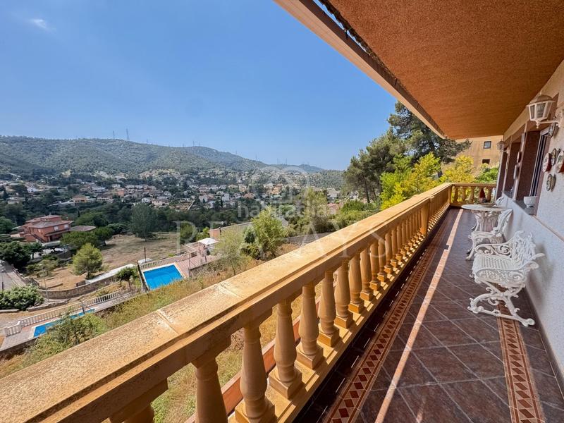 Foto 4d11eb1f-0eab-43f8-bb5b-616a350f708a. Chalet  con piscina y amplia parcela en Vallirana