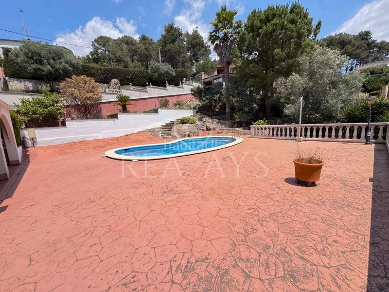 Foto 6618ef00-a48c-4487-8891-35d81b3343b1. Chalet  con piscina y amplia parcela en Vallirana