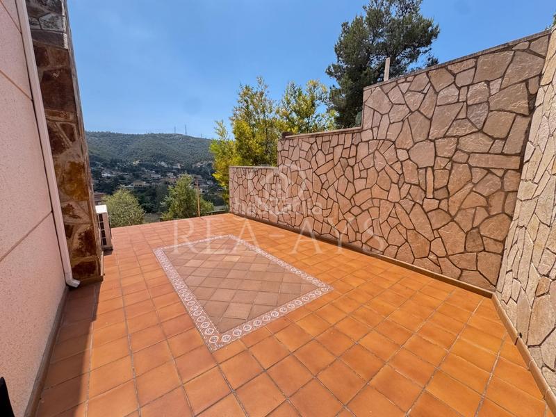 Foto 715f4a43-9c3a-4b90-b9c8-ff4b49e3f430. Chalet  con piscina y amplia parcela en Vallirana