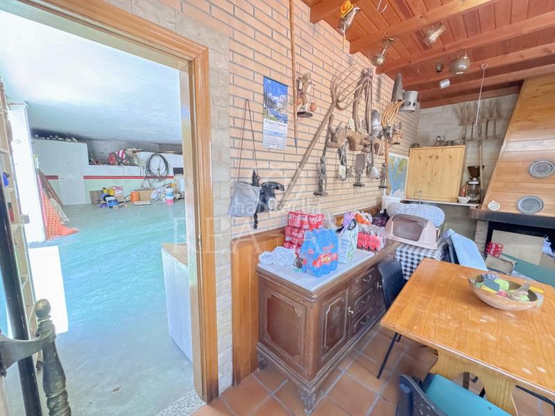 Foto a7832cd1-783b-4521-a34e-c4f1f7db41e7. Chalet  con piscina y amplia parcela en Vallirana