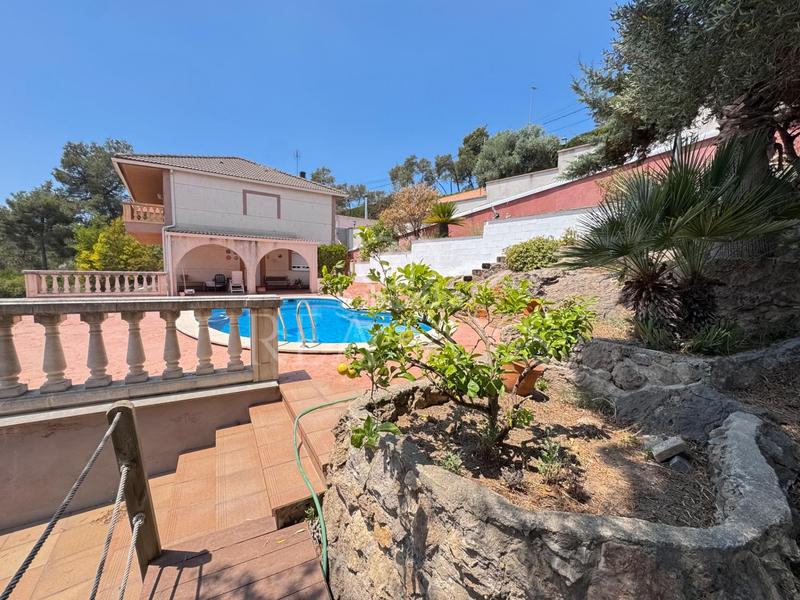 Foto aa78b23f-6b84-455c-9c14-9e6cf1d5d4ea. Chalet  con piscina y amplia parcela en Vallirana