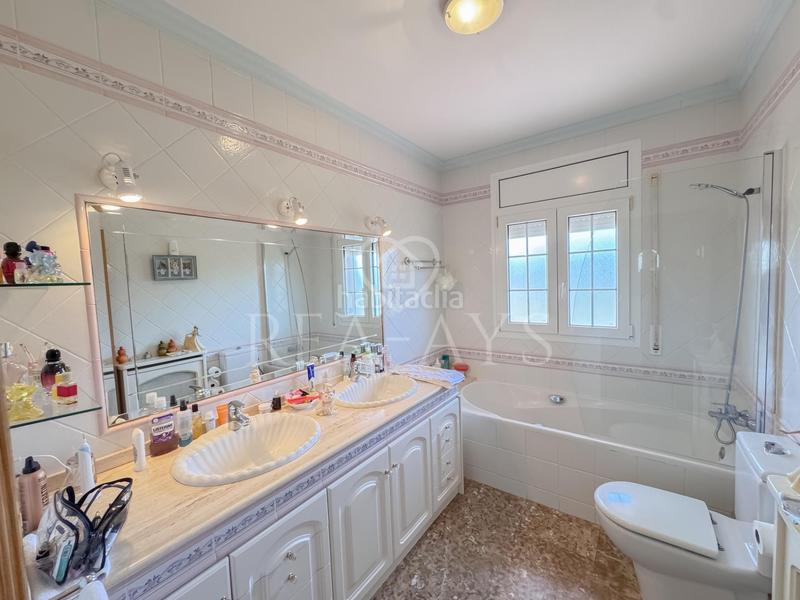 Foto aaf7c623-b49d-4aed-b367-fe137fcabd61. Chalet  con piscina y amplia parcela en Vallirana