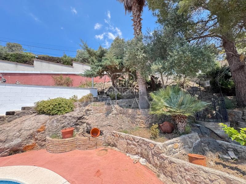 Foto b9263267-5202-439b-9386-025094e6ff3a. Chalet  con piscina y amplia parcela en Vallirana