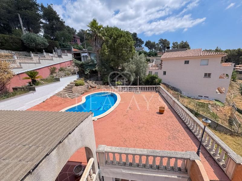 Foto c6304f67-d9c5-4580-9db9-d363c655fc67. Chalet  con piscina y amplia parcela en Vallirana