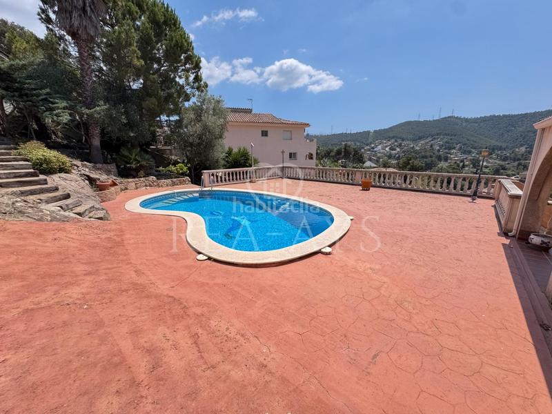 Foto cfb88529-7b97-42cc-865e-156ab5b2547a. Chalet  con piscina y amplia parcela en Vallirana