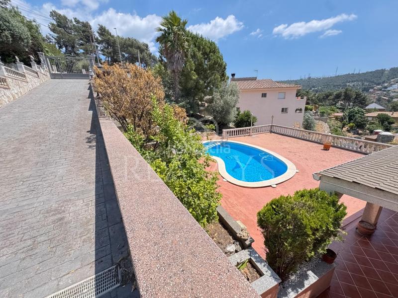 Foto d26dab5d-d17e-4828-8411-c5d9602f0dcc. Chalet  con piscina y amplia parcela en Vallirana