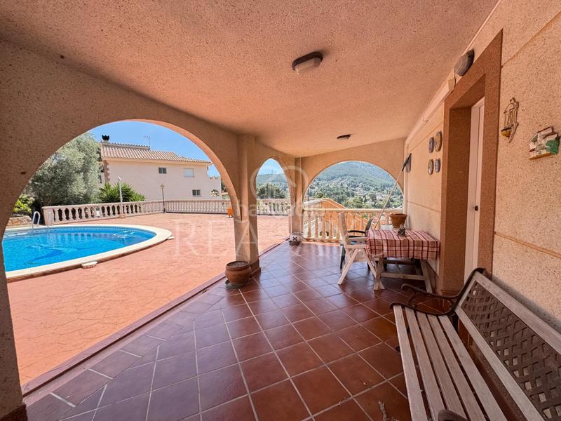 Foto e5c245f4-b9d4-41f0-bd58-b61480194e6a. Chalet  con piscina y amplia parcela en Vallirana