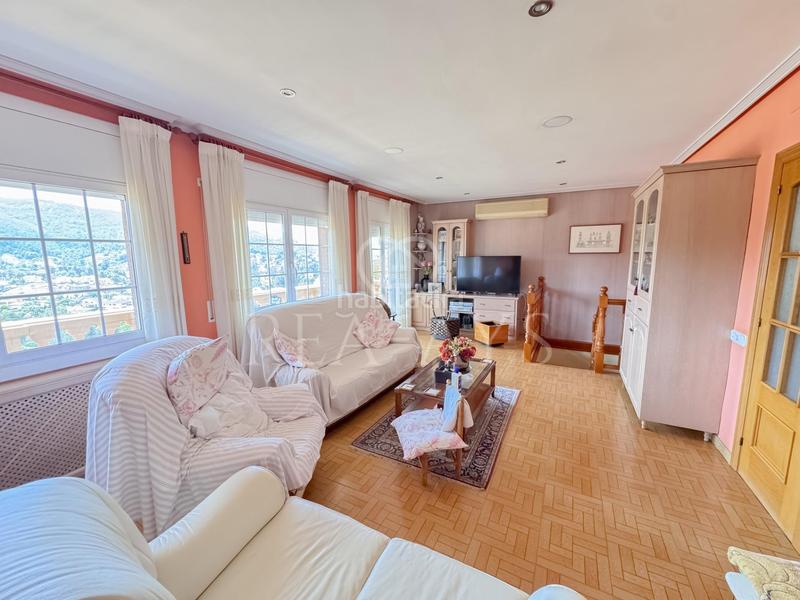 Foto ec4010df-e229-49a9-875c-3d1de60e8975. Chalet  con piscina y amplia parcela en Vallirana