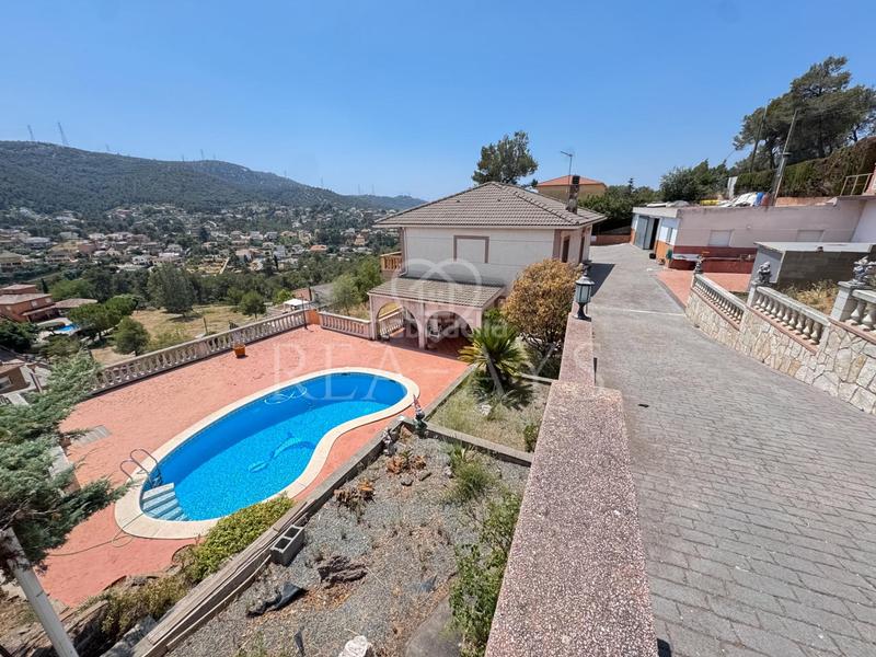 Foto f38139d6-e81f-4a4e-b838-4e7640005a75. Chalet  con piscina y amplia parcela en Vallirana