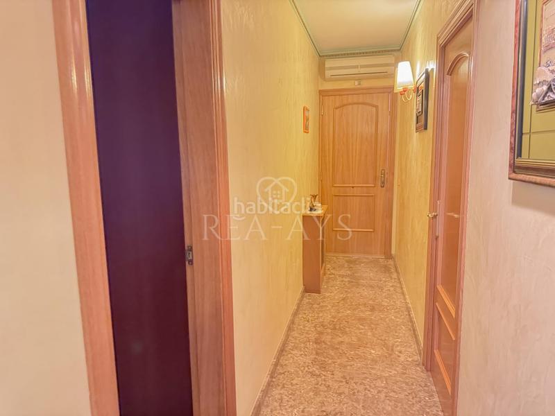 Foto feb59c65-dd26-4688-9282-809180987cd7. Chalet  con piscina y amplia parcela en Vallirana