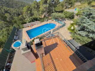 Xalet a Vallirana. Chalet con piscina y parcela plana
