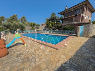 Chalet à Vallirana. Chalet con piscina y parcela plana