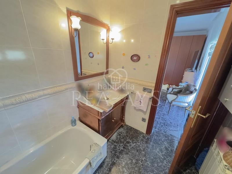 Foto 2ad1f8b0-823a-413a-b7ce-0a2432aac4e2. Chalet  con piscina y parcela plana en Olesa de Bonesvalls