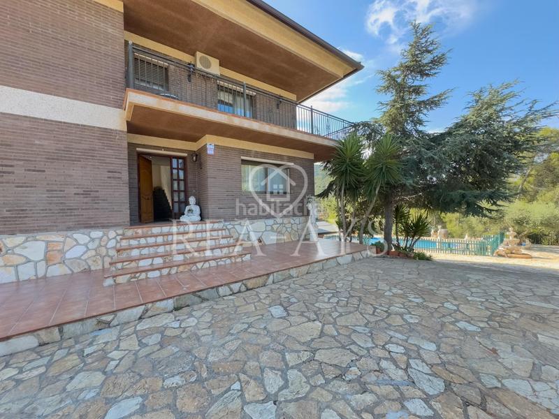 Foto 2d1ad96a-5dab-45a8-9ccd-2d09a0e58e52. Chalet  con piscina y parcela plana en Olesa de Bonesvalls