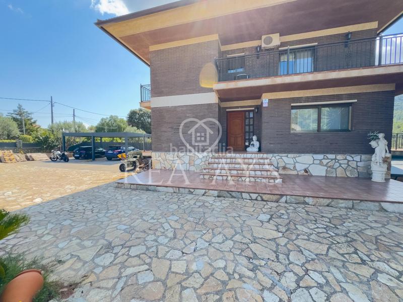 Foto 72ef3a99-d310-4e76-a610-c002f8365094. Chalet  con piscina y parcela plana en Olesa de Bonesvalls