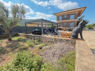 Chalet in Olesa de Bonesvalls. Chalet con piscina y parcela plana