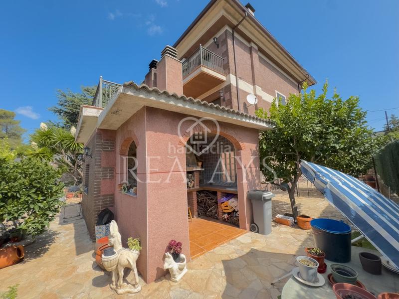 Foto 920d97e9-ffb0-41a7-8a7b-f12d6a42c6f8. Chalet  con piscina y parcela plana en Olesa de Bonesvalls