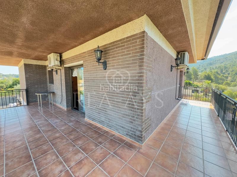Foto 96501d48-e23e-440a-96c4-840cb6b08f36. Chalet  con piscina y parcela plana en Olesa de Bonesvalls