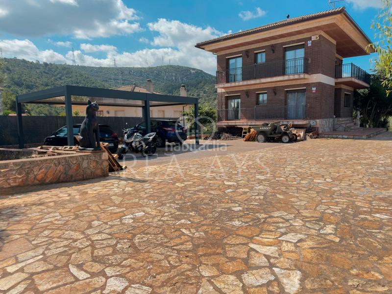 Foto aaaa1e01-a0da-48d7-80be-026ce7059586. Chalet  con piscina y parcela plana en Olesa de Bonesvalls