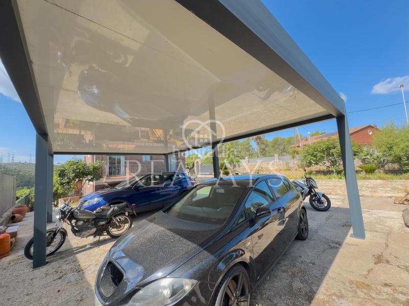 Foto c64b42c4-e7e0-49be-96cd-b20df18178ce. Chalet  con piscina y parcela plana en Olesa de Bonesvalls