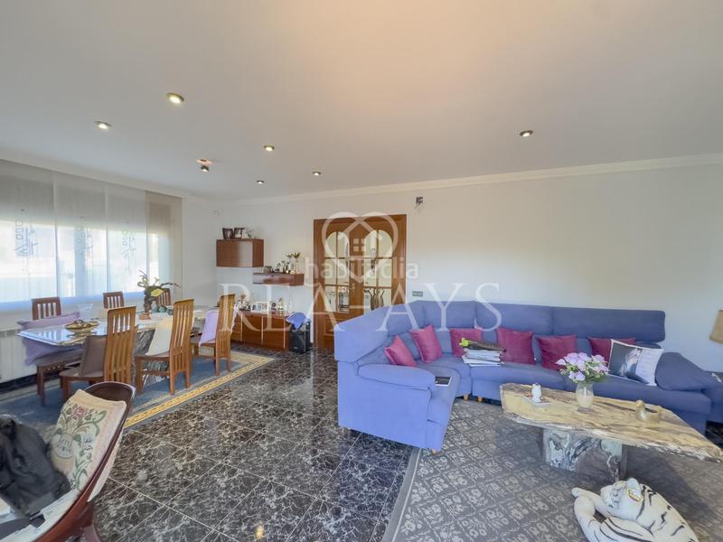 Foto cbd36ca9-b729-4c82-b895-a1d48e8c8846. Chalet  con piscina y parcela plana en Olesa de Bonesvalls
