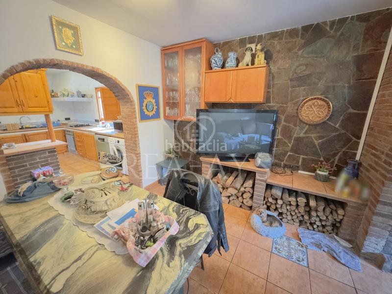 Foto f9383763-ff74-4b72-8dda-f91d335a7035. Chalet  con piscina y parcela plana en Olesa de Bonesvalls