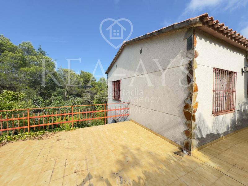 Foto 49b2af3e-7eb8-4ccf-ade9-59a8bfd8e673. Chalet oportunidad vivienda en planta urbanización en Vallirana