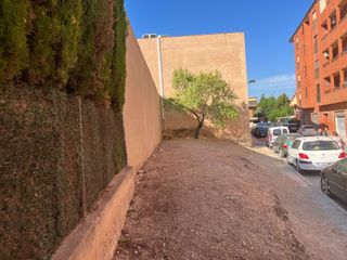 Terreny residencial en Biar. Se vende parcela urbana con una nave construida.