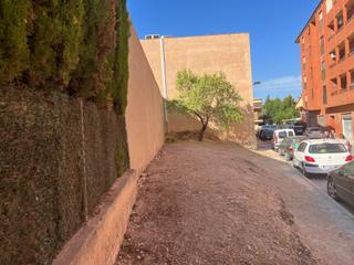 Terreny residencial a Biar. Se vende parcela urbana con una nave construida.