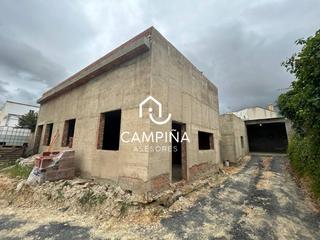 Casa  Transversal rejilla. Solar con casa construida y nave.