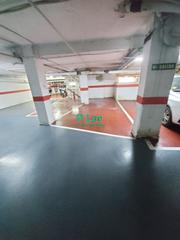 Motorcycle parking in Felipe Uhagón Alkatearen Kalea