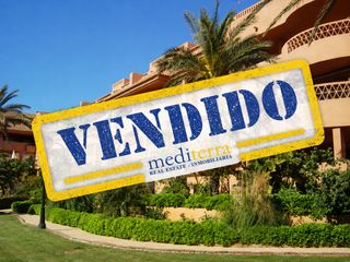 Appartement à Calle mirafondo 2. Vendido-ático en villa del almerimar-golf