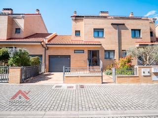 Casa adossada  Paseo ibaialde. Tu nuevo hogar en mutilva | adosado en venta con jardn, porche