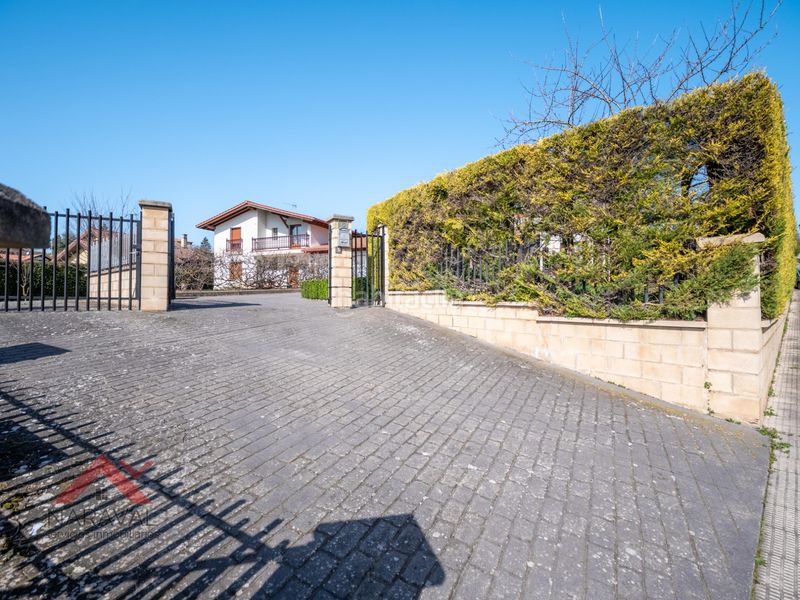 Foto a56ed8a9-9c77-4be4-b0bb-a6318dd7afe0. Xalet amb xemeneia calefacció aparcament a Zigoitia