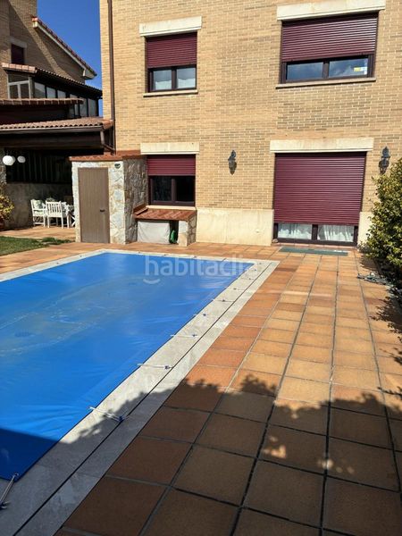 Foto 141cf1e3-dfb6-40c8-897a-eabf624fb0af. Casa aparellada amb calefacció aparcament piscina a Soria