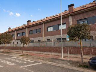 Casa adossada a Calle río antiguo 1. Chalet unifamiliar en entrena: 208 m² útiles, 4 plantas, jardín