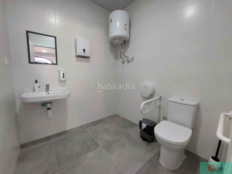 Foto d9ed1e0d-3cb0-4077-b449-cf8f35be03df. Local comercial a Centro Salobreña