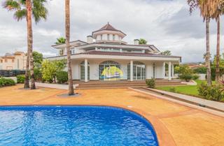 Xalet a Pueblo-Ubanizaciones. Fantástica villa ubicada en una zona tranquila!
