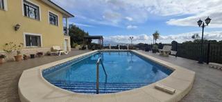 Maison à Totana. Impecable villa de campo con 5 dormitorios y 3 baños, situada en