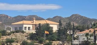 Chalet en Los Puertos. Villa con vistas panorámicas al mar y a la montaña