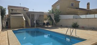 Casa  Avenida avenida cabo tiñoso. Villa tipo dúplex con piscina privada, amplio jardín y solárium