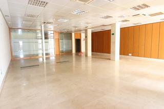 Lloguer Local Comercial  Plaza carmen abela. Se alquila local comercial en pleno centro de ronda
