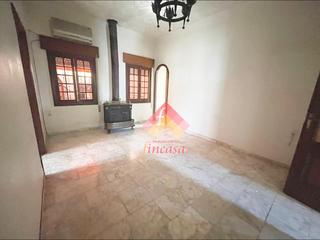 Chalet en Centro. Se vende amplio chalet con cochera en el centro