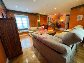 Semi detached house in San Cristóbal. Espectacular casa junto al centro con amplia cochera cerrada y b